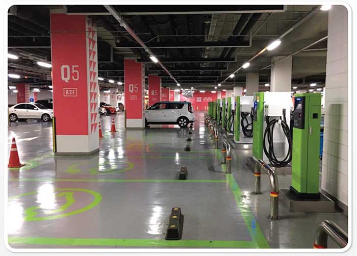 สถานีชาร์จประจุรถยนต์ไฟฟ้าติดตั้งภายในห้างสรรพสินค้าต่างประเทศ