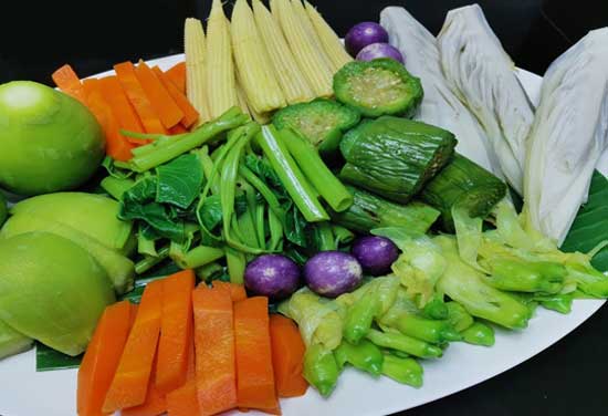 ผักเคียงกินคู่กับน้ำพริกอ่องกัญชา ทั้งผักลวก ผักสด มีประโยชน์ต่อสุขภาพ